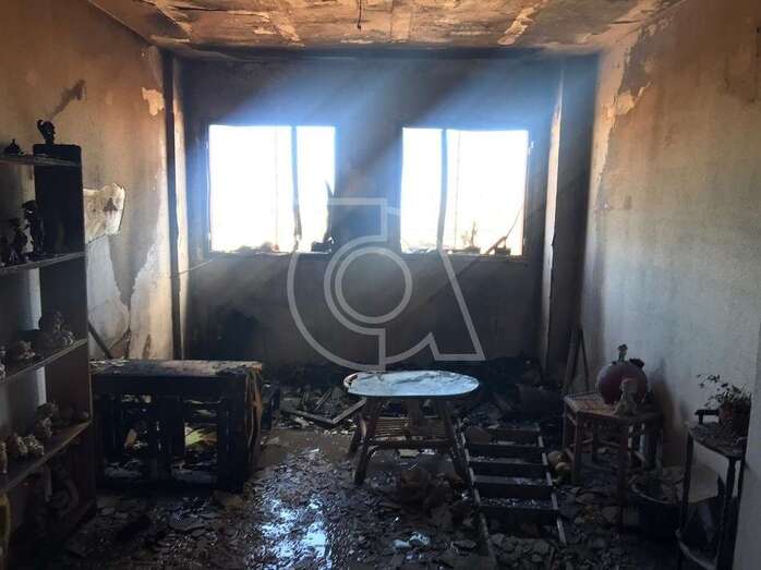 Imagen de una de las estancias de la vivienda, que quedó completamente calcinada / TA